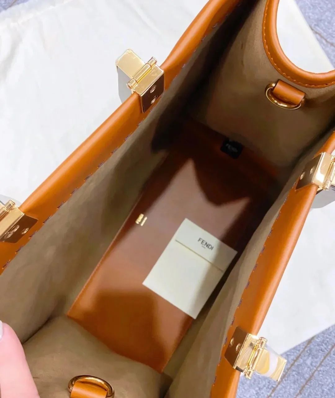 这才爆红一年就这么能“装”了?3w的包一背我都认不出来了…