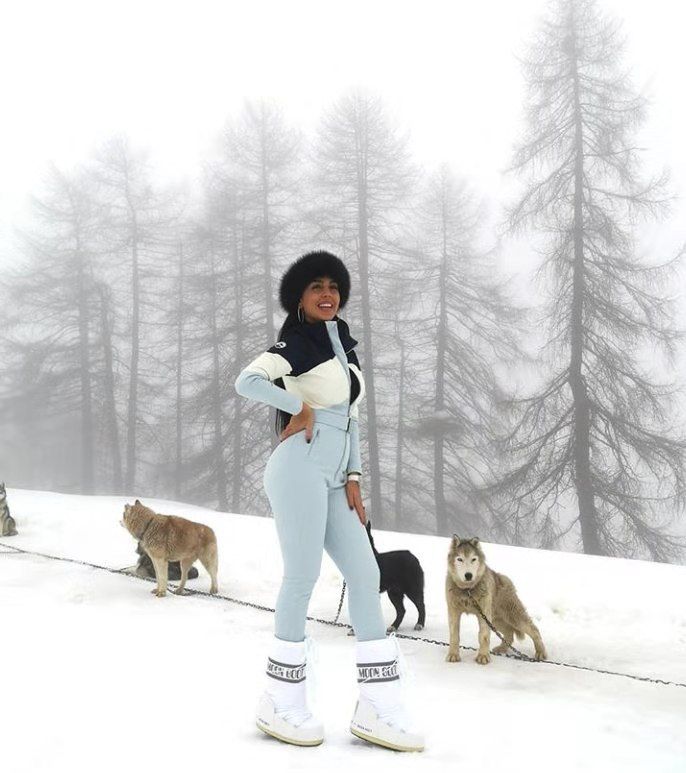 c罗头球热搜第一,c罗和乔治娜情头一左一右穿球衣