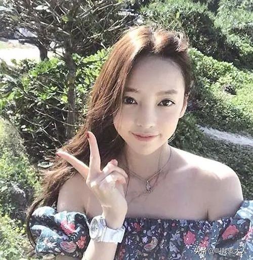 具荷拉今天出殡，她曾被家暴至子宫出血：我再也假装不下去了……