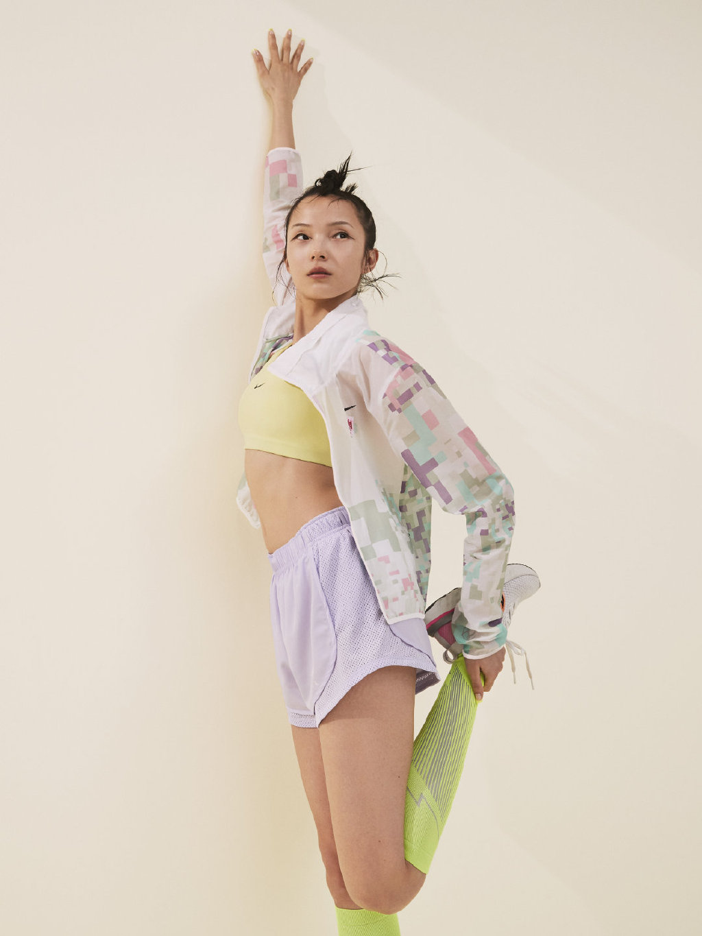 她被国外媒体称为“东方娃娃”，穿运动装出镜，身体线条太完美