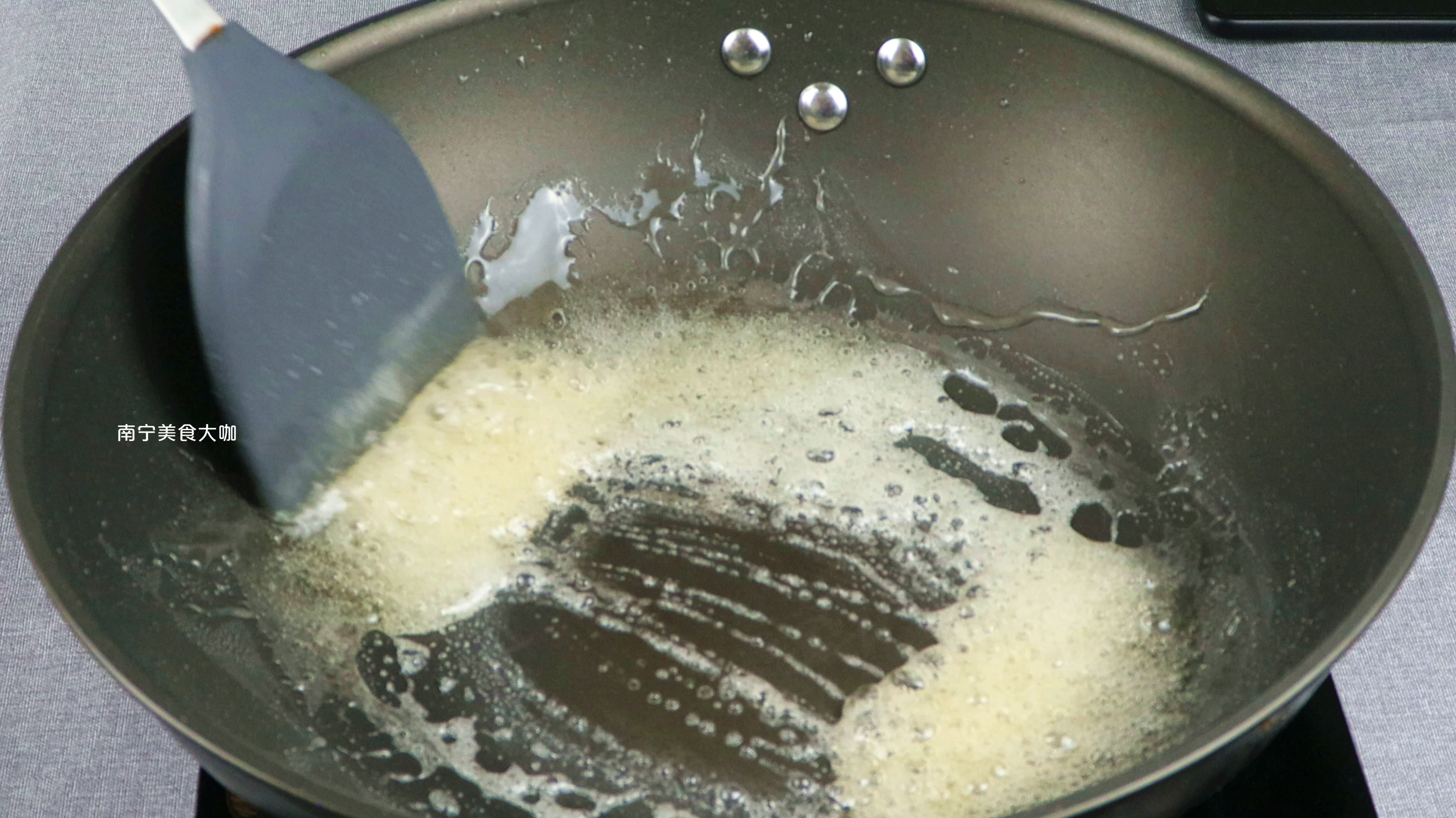 炒糖色的技巧水炒,炒糖色要大火小火