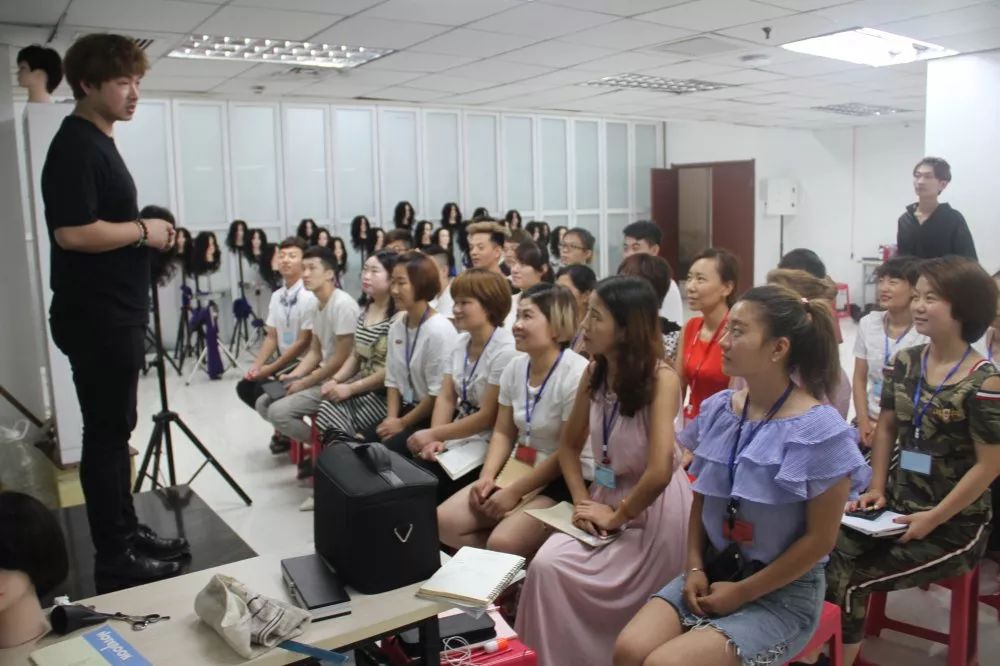 青千万,零基础学美发培训最好学多久