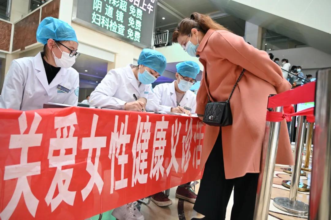 关爱女性两癌预防公益讲座,两癌义诊筛查妇女200余人