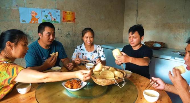 比起牛爱芳春花的人设崩塌,蜀中桃子姐的清醒与真实,真叫人佩服