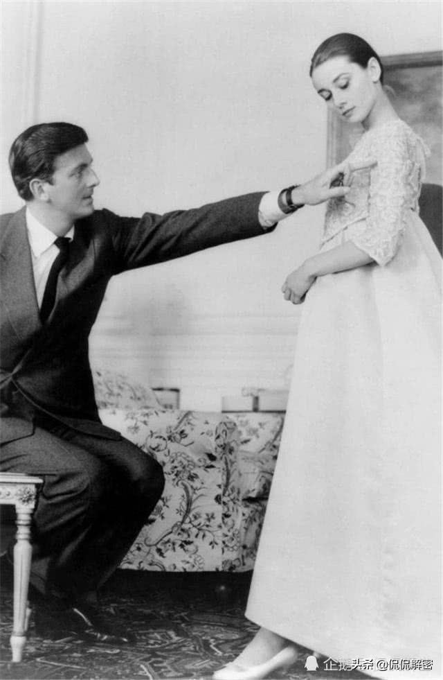 奥黛丽赫本跟玛丽莲梦露谁更美,奥黛丽赫本和玛丽莲梦露年轻照片