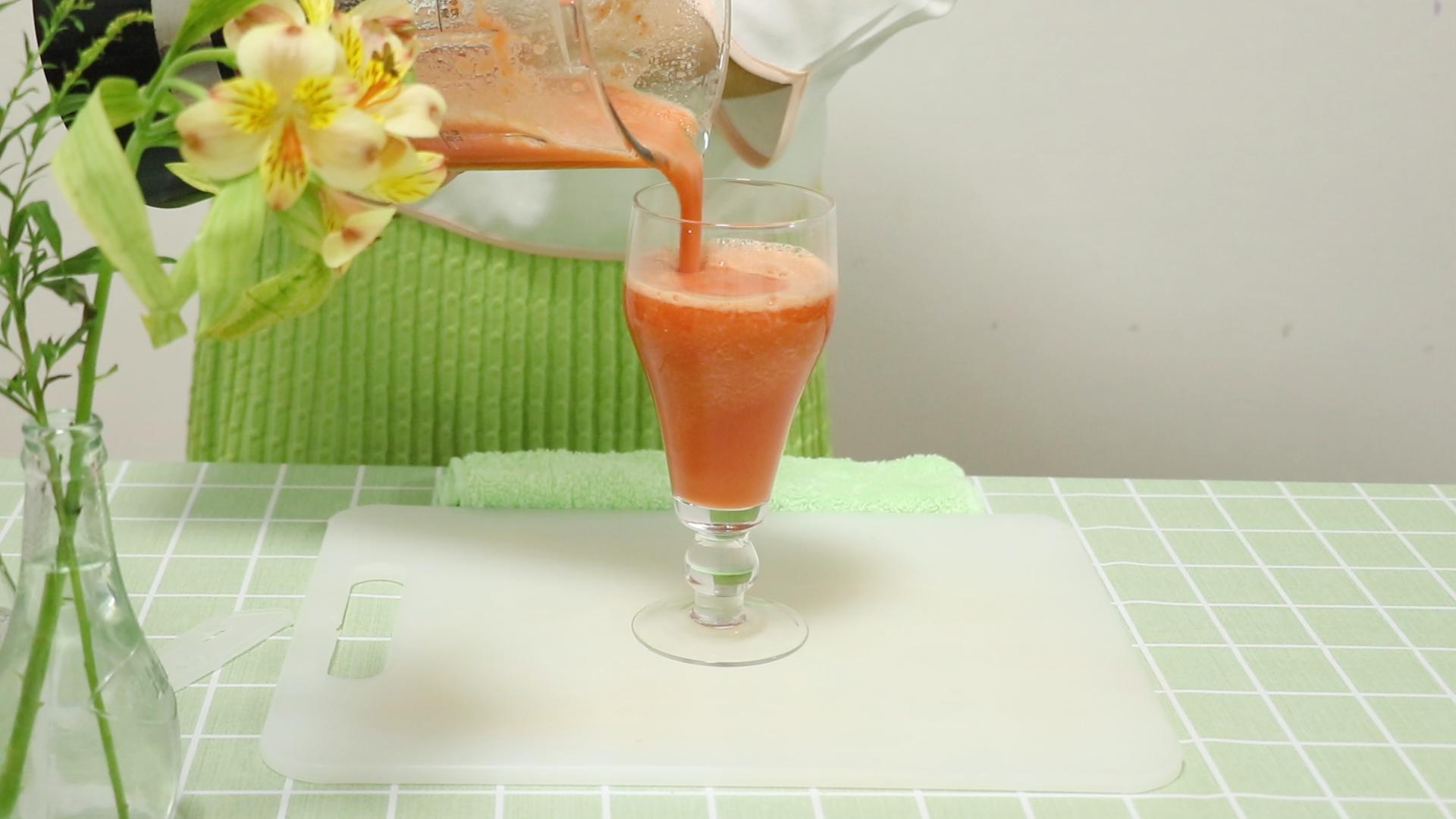 夏天到了出门一定要喝一杯番茄胡萝卜汁，等于给皮肤涂了一层防晒