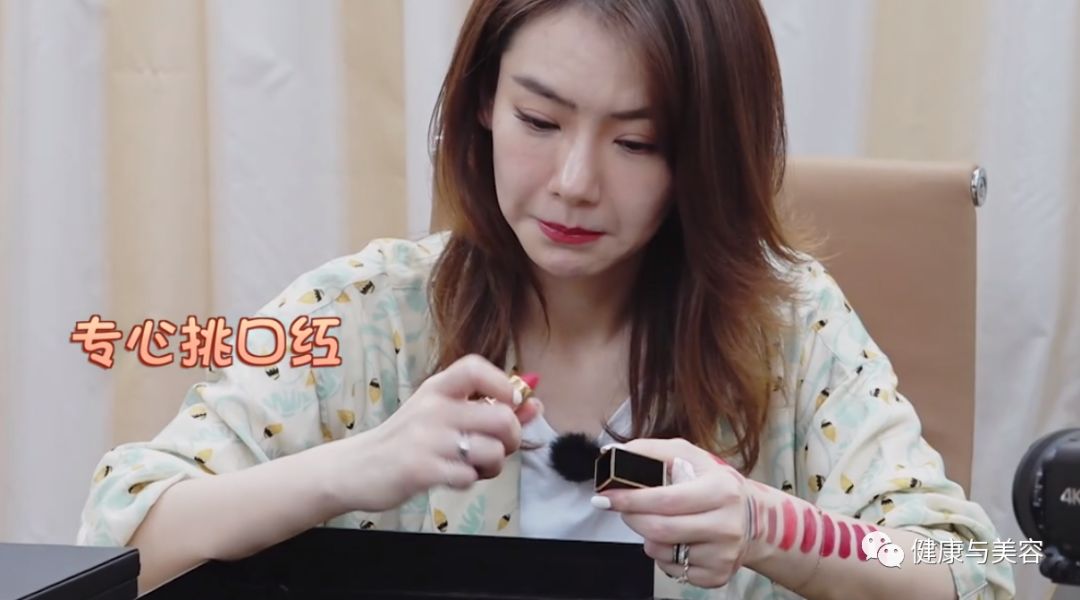 戚薇拍头发消面部水肿,戚薇刮痧的视频