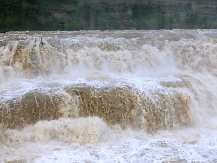 世界著名的十大瀑布中国上榜一个,世界三大瀑布气势磅礴大饱眼福