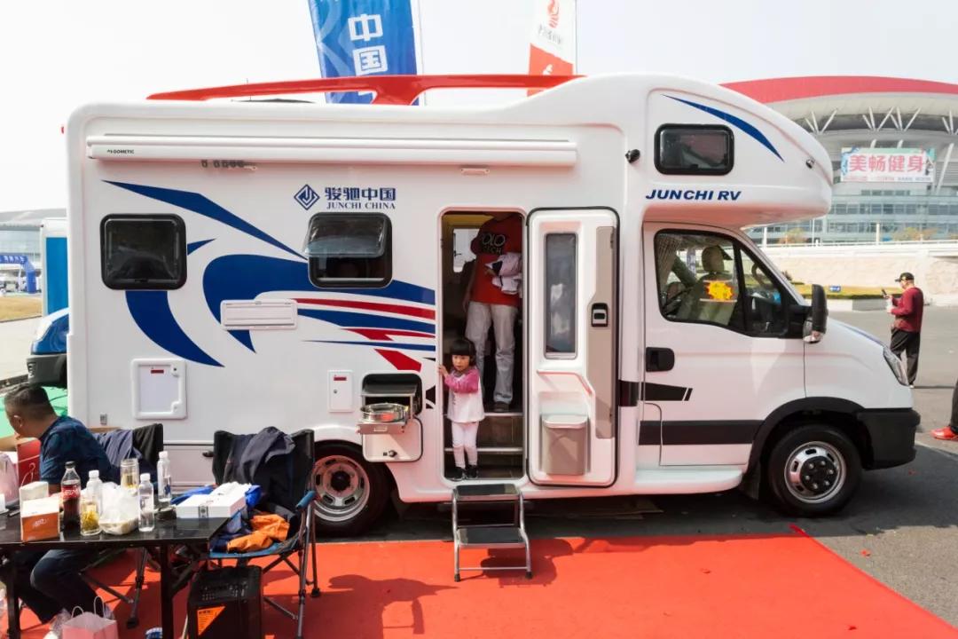 骏驰依维柯c型纵置床房车,依维柯c型房车横向子母床