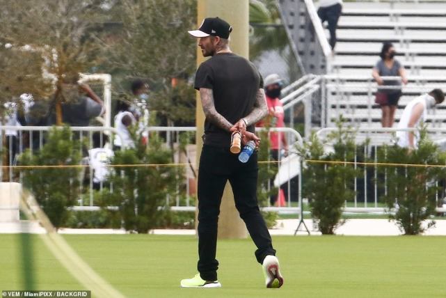 贝克汉姆18岁次子练足球,贝克汉姆二儿子踢球