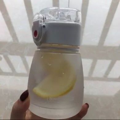 涂口红不沾杯不掉色方法,涂口红的正确方法初学者不沾杯