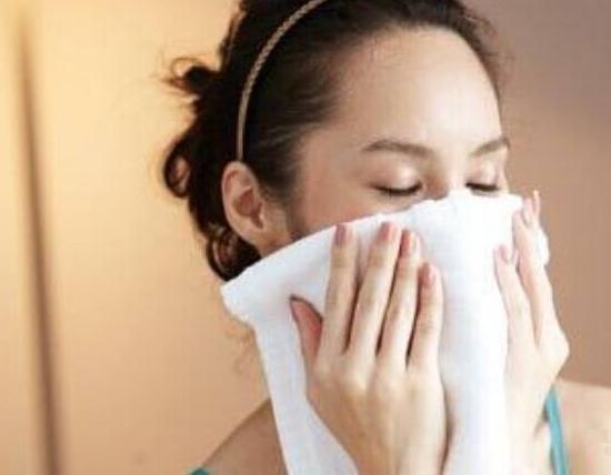 嘴唇干燥起皮用什么润唇膏最好,为什么涂了润唇膏嘴巴容易起皮