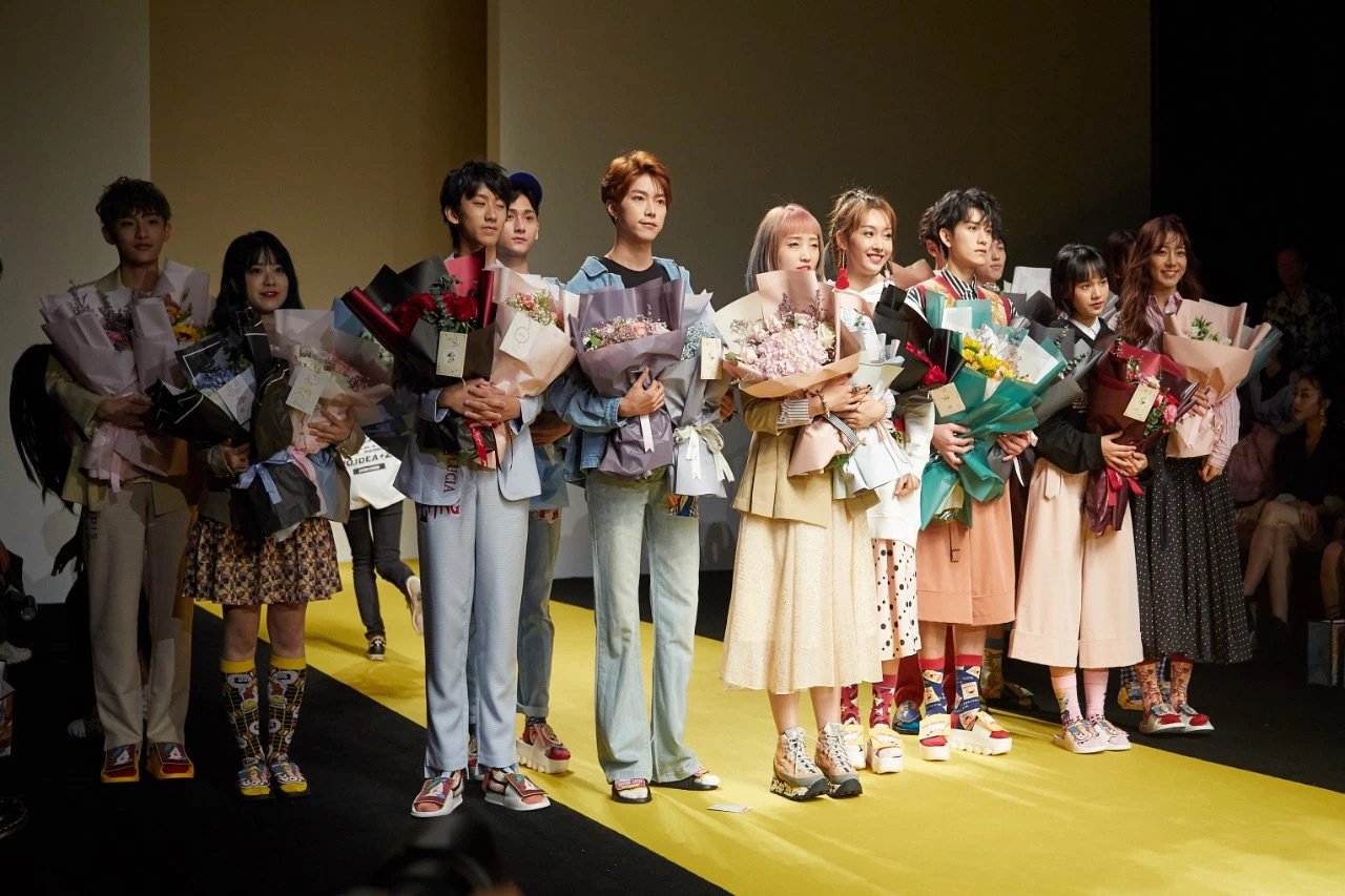 BronzeLuciaX饿了么X光芒联名潮品，助力可持续时尚