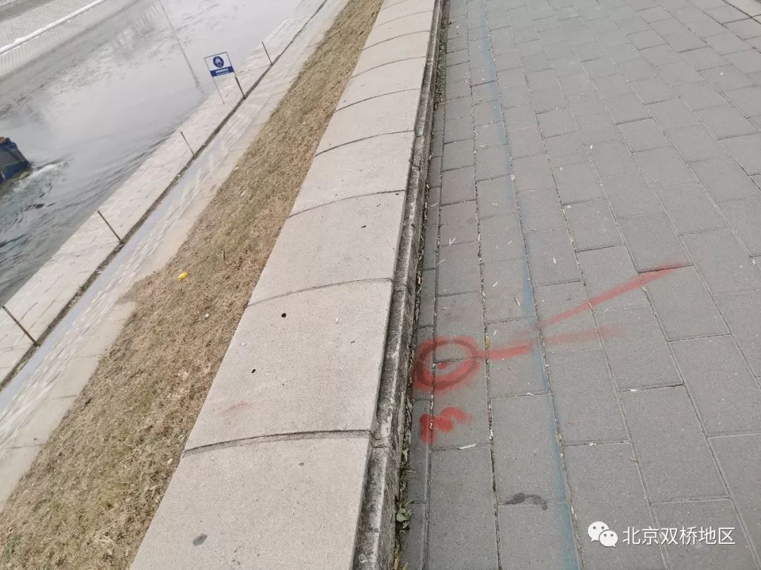 小区附近出行交通方便,周边居民出行更方便