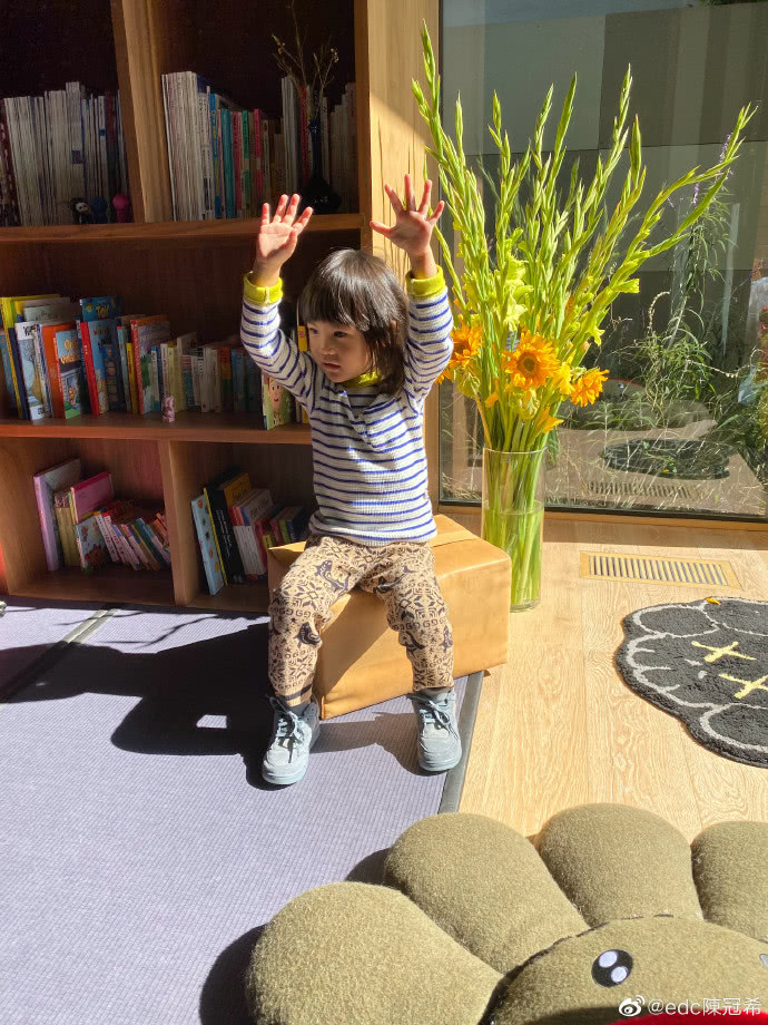 陈冠希晒女儿侧颜照睫毛,陈冠希晒女儿旗袍照