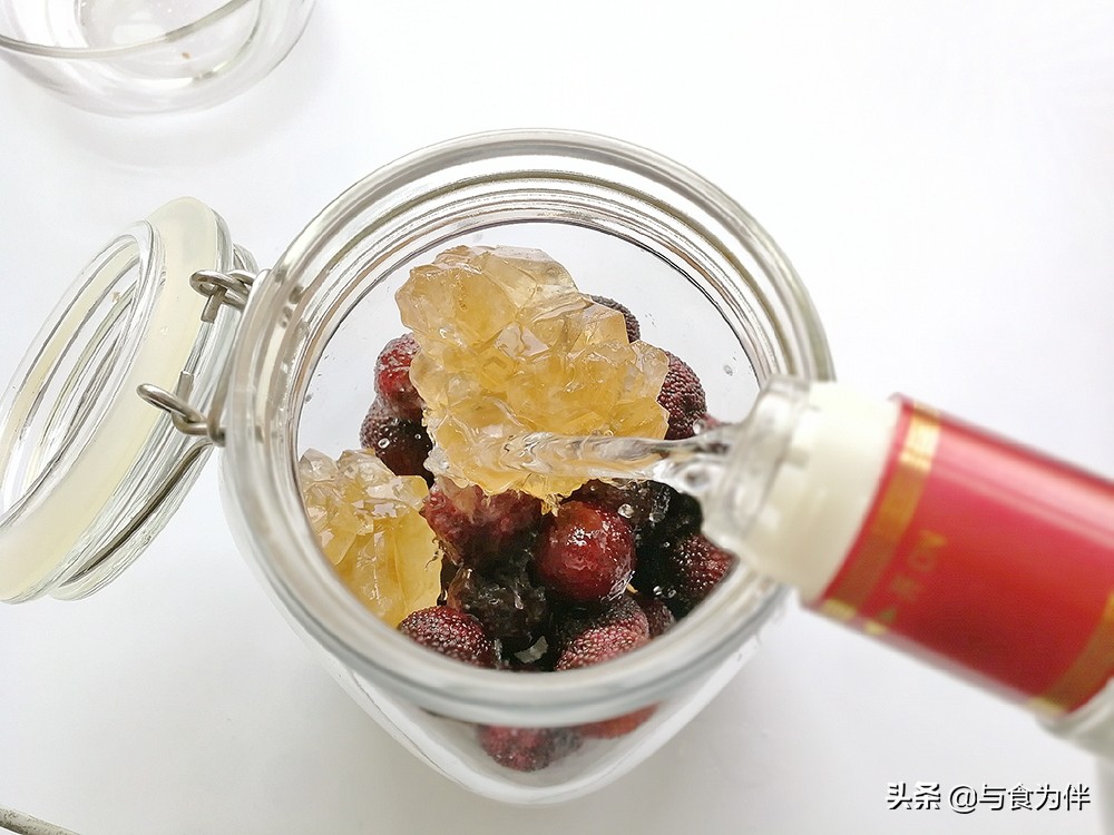 夏天的第一坛杨梅酒,杨梅酒怎么泡好喝又简单