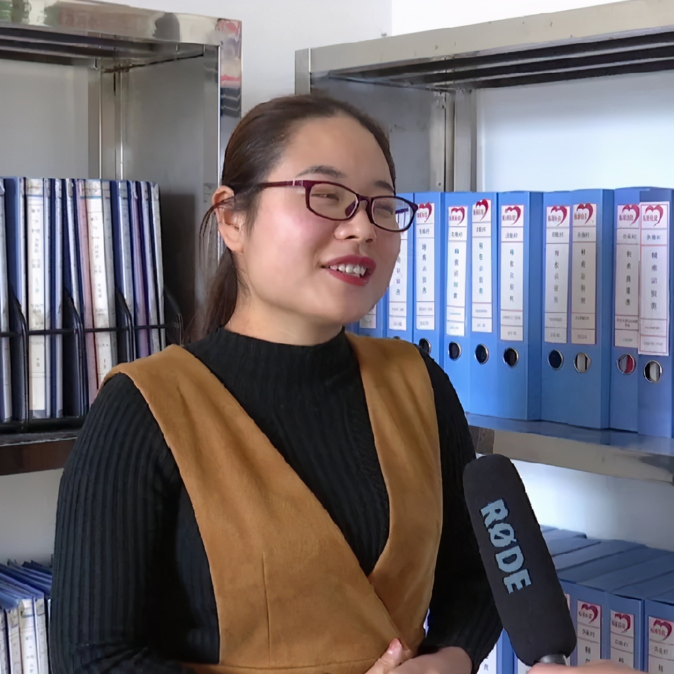 用“一指”点亮扶贫路的“拇指姑娘”