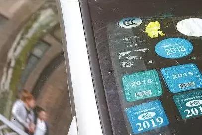 交强险标志和年检标志还用不用贴,现在交强险标志用不用贴在车上