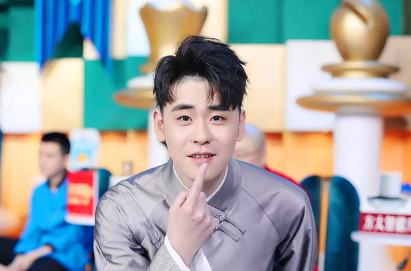 开眼了,能让女孩带着荧光棒听相声的只有他了,为啥这么火?