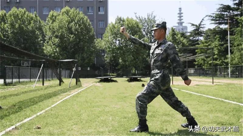 兵哥教你*首匕**格斗术（可用防身笔代替），招式简洁，刀刀击要害