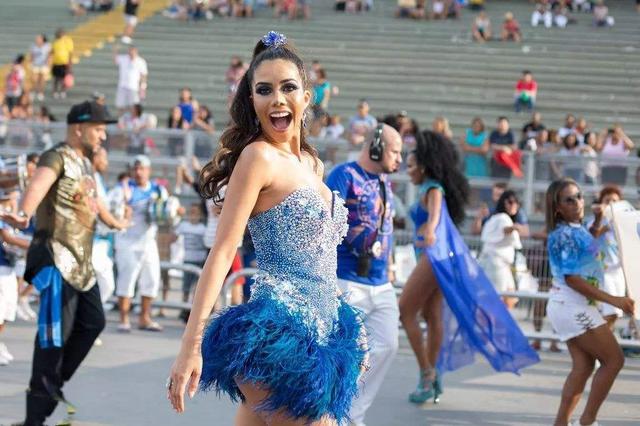 巴西狂欢节美女惊艳桑巴舞服装,巴西女性惊艳桑巴狂欢节