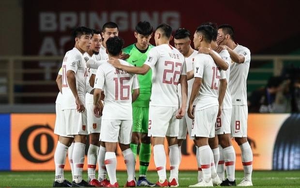 国足0:3韩国裁判被判点球,中韩男足0比3争议黄牌