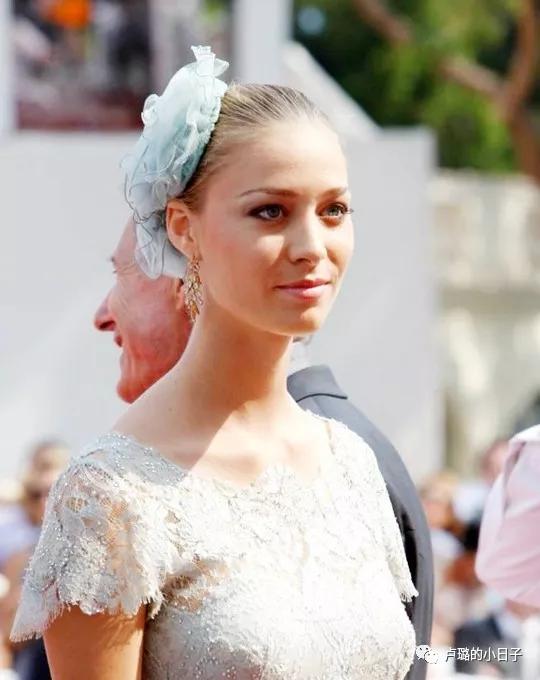 摩纳哥王妃终于精心打扮,摩纳哥最美王妃穿衣搭配