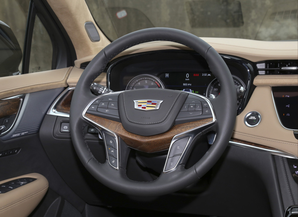 7万公里的凯迪拉克xt5值得买吗,凯迪拉克xt5百公里油耗多少