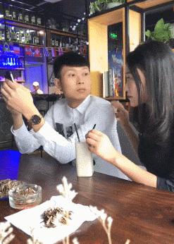 这只鹦鹉一直以为他是一只猴，所以每天都在重复做这个动作