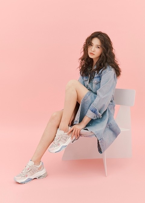 38岁宋慧乔解锁红西装港风造型,宋慧乔浪漫满屋羊毛卷发型