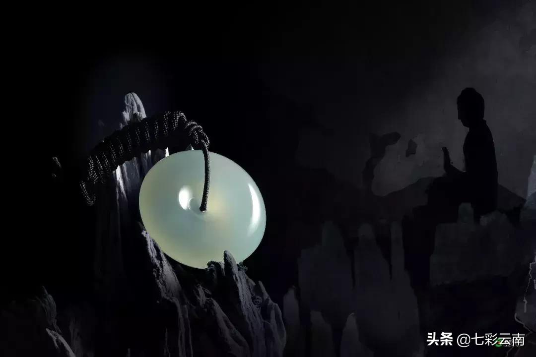 选翡翠当然不能马虎！翡翠代表了你的心