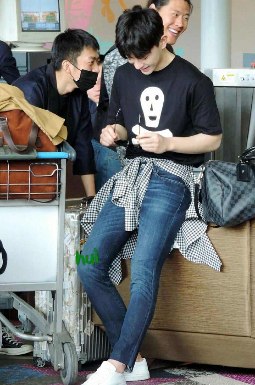 邓伦太白了，剧组要为他换摄像机！网友：不愧是“牛奶肤邓伦苏”