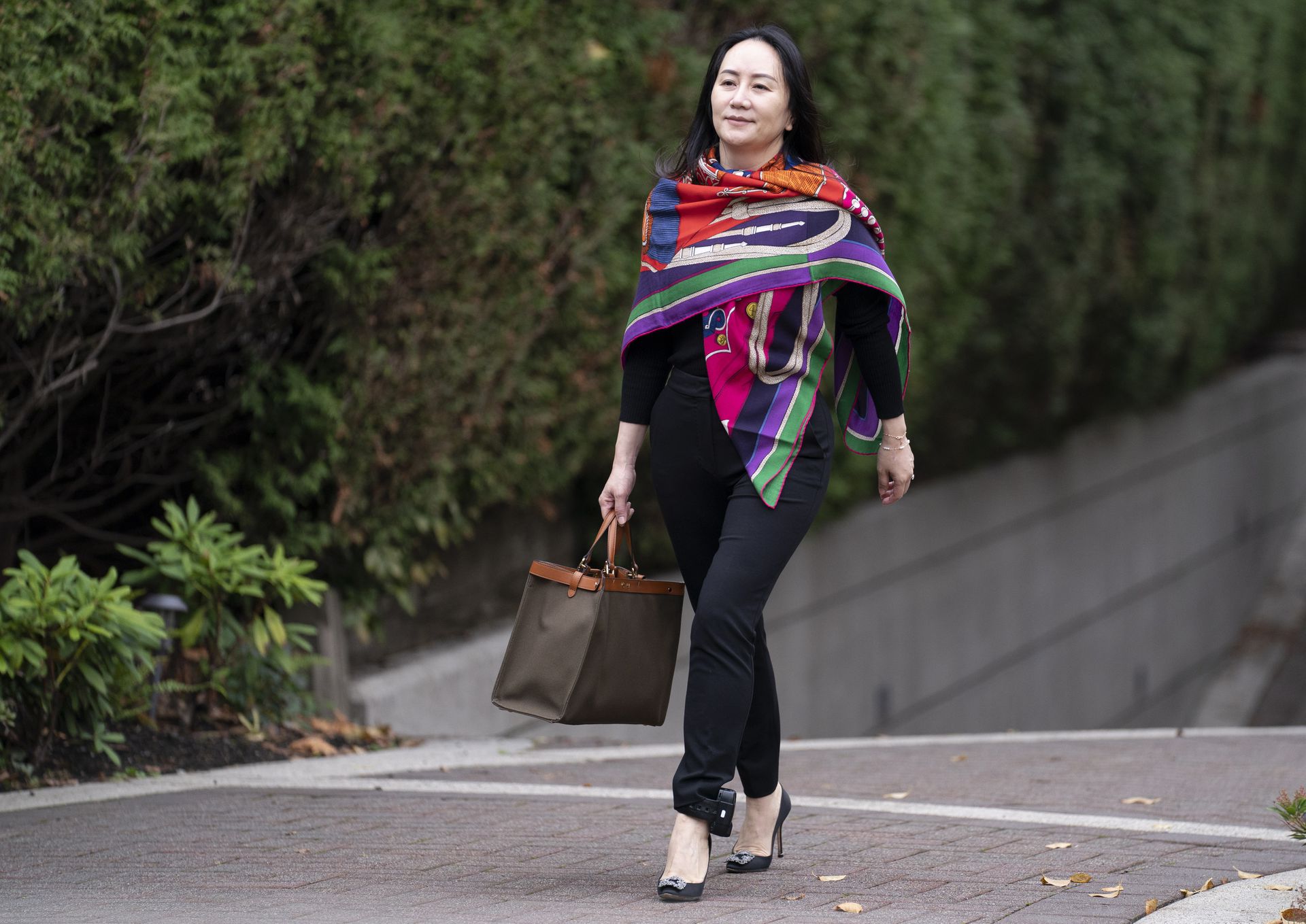 孟晚舟穿衣搭配图,孟晚舟穿搭造型