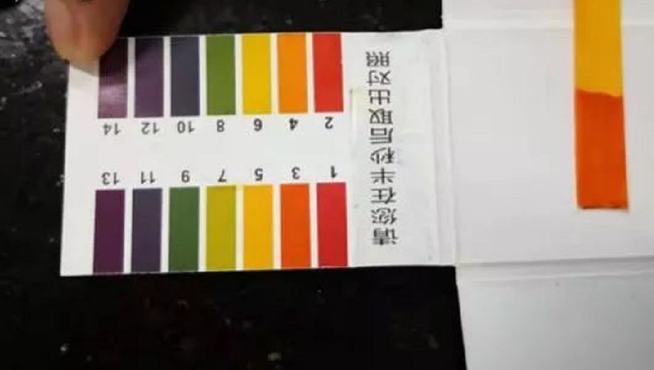 男孩眼睛被硫酸伤到,男孩被化学药水弄瞎眼睛