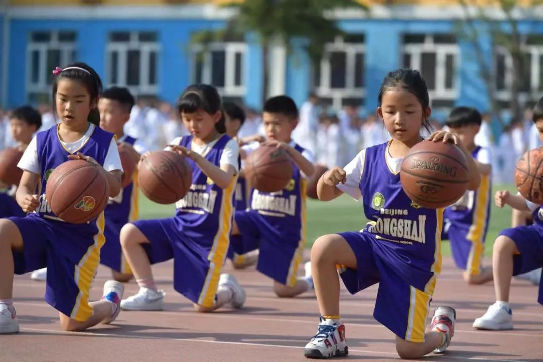 一共有207人参加体操表演,一百多人体育节开场