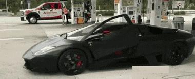 “老婆居然穿这种裤子出门，难怪大家都在看她，太丢脸了！”哈哈