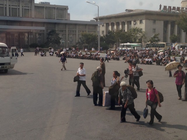 朝鲜百姓做生意，进货渠道很重要，没有本钱也不行