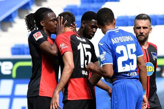 多名球员进球后拥抱亲吻,激动心情难以抑制?德国官员:建议红牌