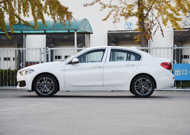 2023款奔驰a180l和宝马120i,奔驰a级180和200哪个更值得买