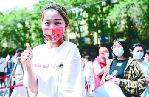 考场之外小品,考场之外满是期待