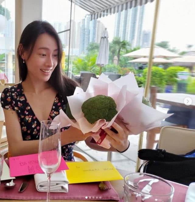 梁洛施晒旧照庆祝生日,梁洛施晒双胞胎儿子生日