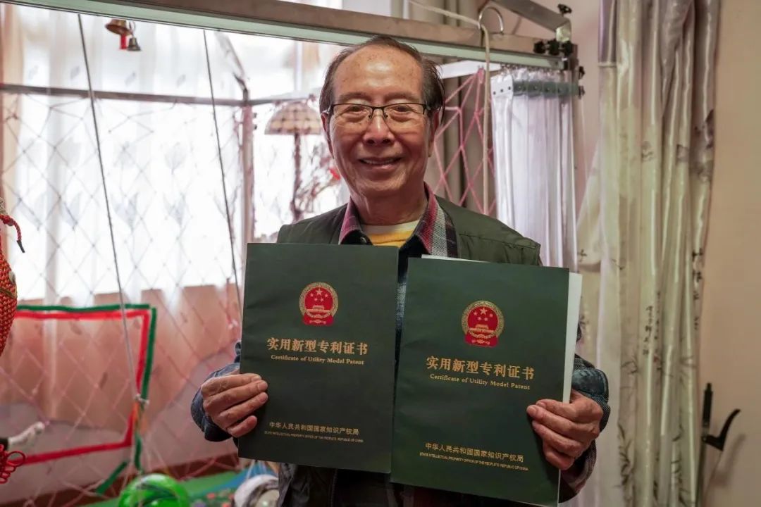 “高手在民间”!发明家爷爷造出在家就能踢的足球屋!