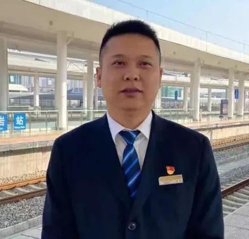 直击春运第一天感动瞬间,春运首日一线直击