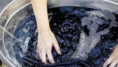 牛仔裤褪色了怎么补救,牛仔裤褪色严重怎么办小窍门