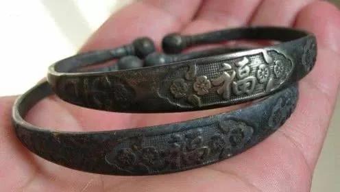 戴金镯手腕发黑,戴银的手腕处发黑什么原因