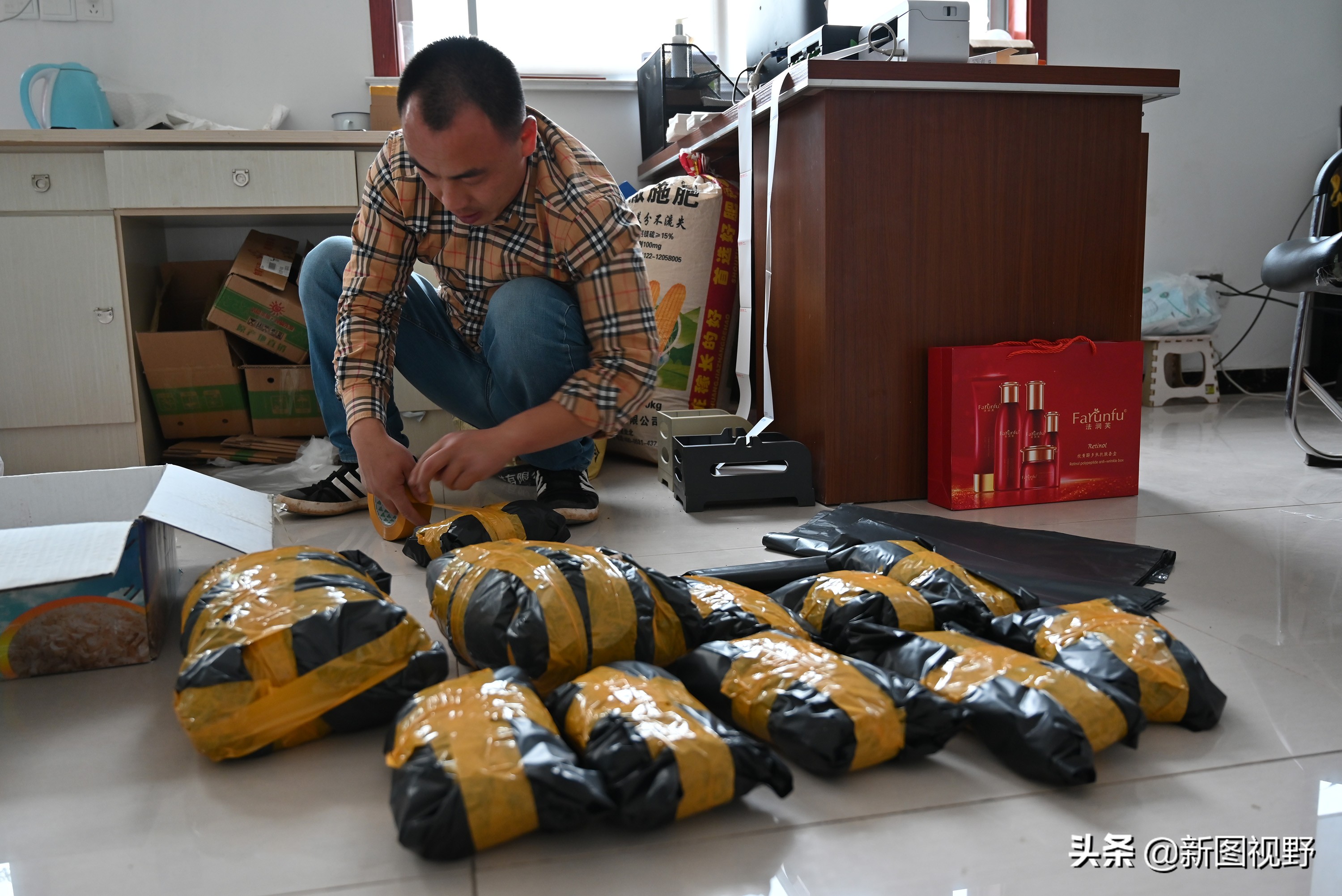 男子返乡拍短视频创业，3个月卖出10万元土货，带火了农村大集