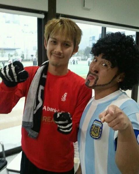 他是世纪末美少年，她帅到掰弯无数小姐姐，相恋10年不婚