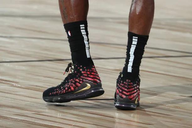 nba球员上脚雄鹿队球鞋科比很帅,nba球星上脚球鞋塔克