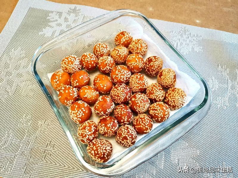 做芝麻丸子的过程中蜂蜜要加热吗,干炸丸子放熟芝麻还是生芝麻