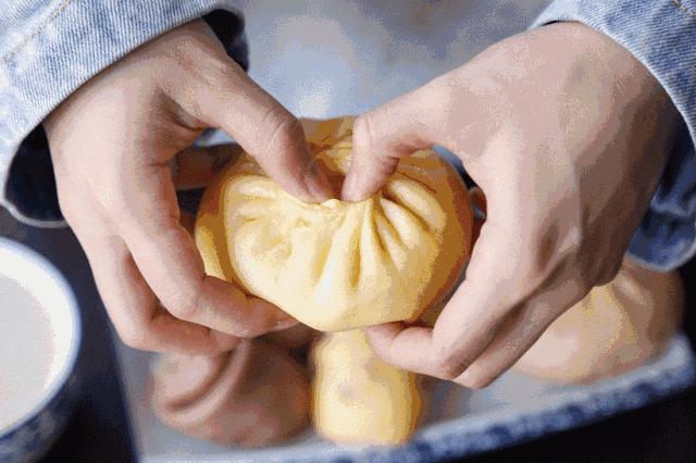 刘大姐经营乔馋大包子店，一天卖2000万个包子，一跃成为亿元大姐